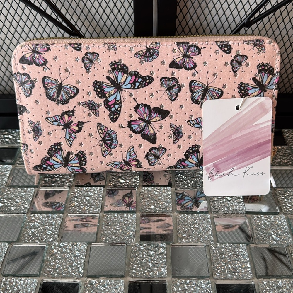 💗✨ Blush Kiss Wristlet Wallet – Zip Around Wallet with Card Slots - Picture 4 of 8